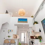 Bright & Cheerful Pape Laneway Home