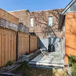 Bright & Cheerful Pape Laneway Home
