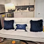 Bright Parkdale Court - Little Portugal W/ Free Parking