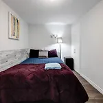 Bright Parkdale Court - Little Portugal W/ Free Parking