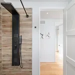 New Modern 1400 Sq Ft Coach House Near Everything