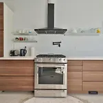New Modern 1400 Sq Ft Coach House Near Everything