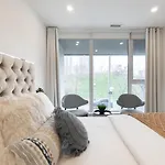 Chic 2 Bedroom 2.5 Bath Downtown Toronto