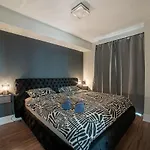 Designer Condo W/ Cn Tower View & Parking