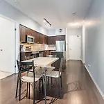 Spacious Lakefront Condo+Parking+Pool+Gym+Patio