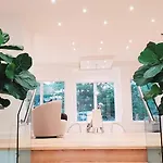 Executive Room In Toronto Next To Yorkdale Shopping Centre