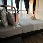 Stunning Luxurious Lakeview Condo By Cn Tower