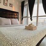 Stunning Luxurious Lakeview Condo By Cn Tower