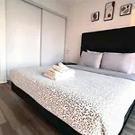 Stunning Luxurious Lakeview Condo By Cn Tower