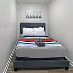 Stunning Luxurious Lakeview Condo By Cn Tower