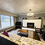 Charming Cozy Ravine Home Mins To Parks & Lake Entire House
