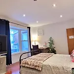 Mainfloor Spacious Room In Toronto