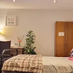 Mainfloor Spacious Room In Toronto