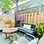 Toronto Bed & Breakfast - Free Parking