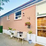 Toronto Bed & Breakfast - Free Parking