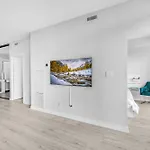 Luxury Downtown Toronto 2 Bedroom Suite With City And Lake Views And Free Parking
