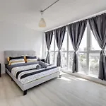 3Bdrm Lake View Condo In Toronto