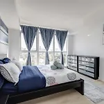 3Bdrm Lake View Condo In Toronto