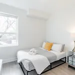 Spacious Apartment Unit In High Park North