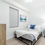 Spacious Apartment Unit In High Park North