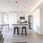 Spacious Apartment Unit In High Park North