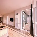 Elegant Suites - City Views, Lake View, Free Parking