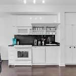Downtown Condo - Free Parking/Self Check-In