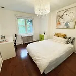 A Bright And Tidy Double-Bed Room In Midtown