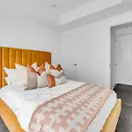 Designer 1 Bedroom Suite On Front Street
