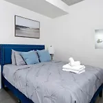 King St W Getaway Perfect For Food Lovers