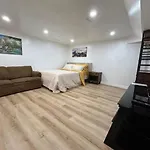 Toronto Cozy Home Retreat