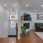 Beautiful House In Scarborough