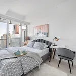 Designer 1Br Suite With Cn Tower, Skyline View