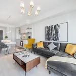 Designer 1Br Suite With Cn Tower, Skyline View