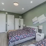 New Build 4 Bedroom-Beach Vibes In The City