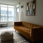 Beautiful And Central 3 Bedroom Condo With Parking