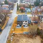 Luxurious House In Scarborough
