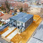 Luxurious House In Scarborough