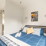 Modern 2 Bedroom Condo - Heart Of Leslieville