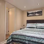 Spacious And Sparkling City Retreat