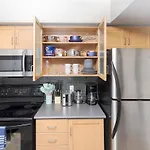 Lakeside Haven - Cozy Townhome In Liberty Village