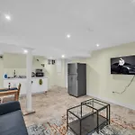 Luxury Renovated House In Prime Location With Parking