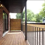 Urban 2-Bed Apartment In The Beaches