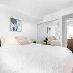 Sleek 2Br W 2Ba Walk To Uoft Sleeps 5 - 3 Beds