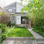 Spacious Room With Ensuite Bathroom Near Subway, Koreatown & Uoft