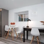 Chic And Cozy Studio In Trendy Parkdale & Parking