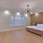 Luxury House In Scarborough