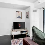 Easy Access 1Br On Bay Street