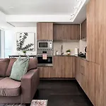 Easy Access 1Br On Bay Street