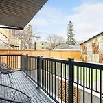 Spacious 2Br Near Uoft And College